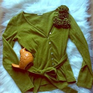 🌸 Gorgeous yellow/green sweater